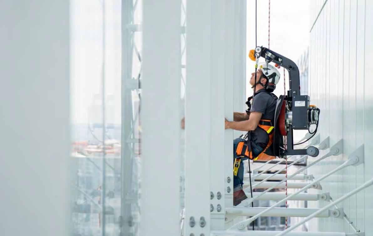 Konserwacja elewacji z pomocą urządzenia RopeClimber