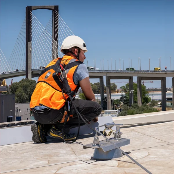 Linowy system zabezpieczający przed upadkiem z dachu