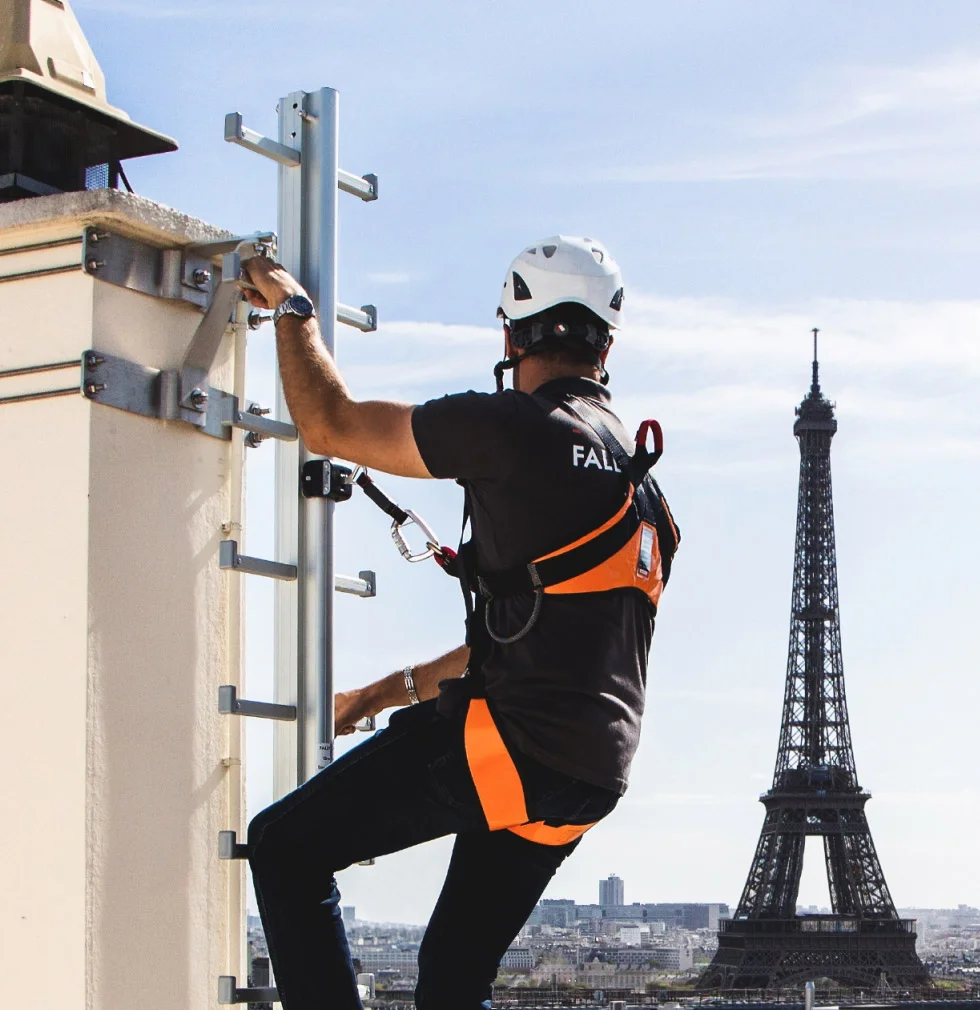 Szynodrabina na kominie z wózkiem asekuracyjnym w Paryżu